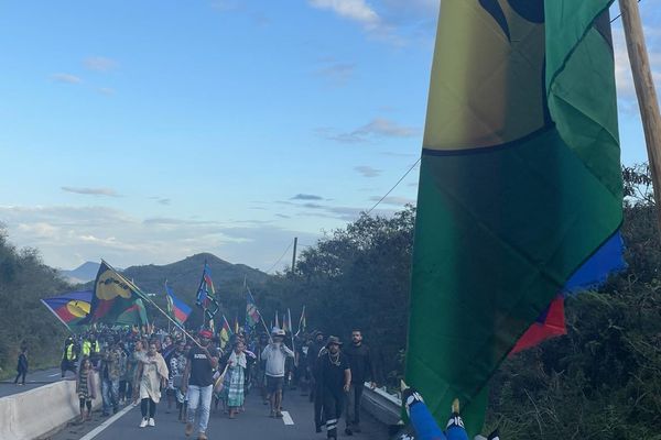 La marche d’hommage à Lional Païta sur la RT1, le 18 juin 2024, de la tribu de Saint Laurent au col de la Pirogue.