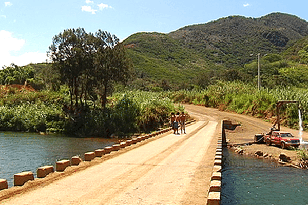 Le pont après travaux dans la rivière, 2014