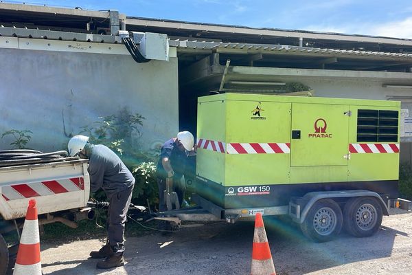 Après avoir alimenté u e partie de Vaiare. Les agents Te ito rau no Moorea Maiao procède actuellement à l’alimentation de champion Moorea