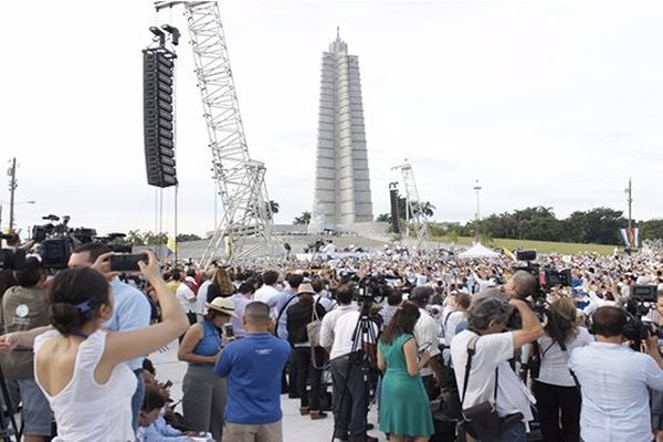 Foule place de la Révolution