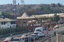 Une grue s'effondre sur la route nationale à Kawéni