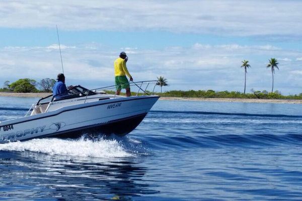 Des volontaires de Fakarava se rendent sur l'atoll voisin de Toau