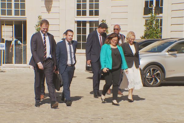 Début septembre, Sonia Backès et les loyalistes lors de leur arrivée à Matignon.