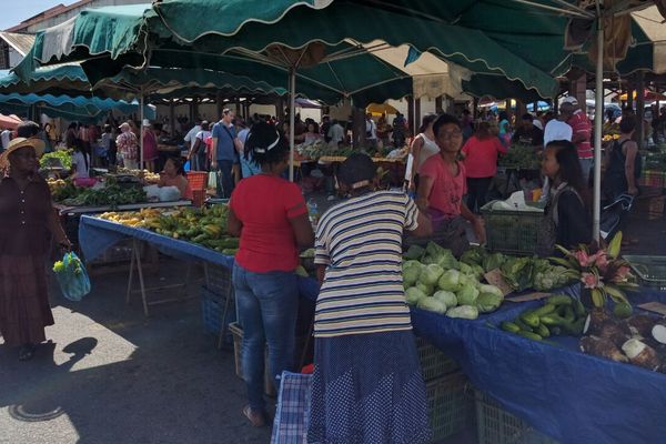 Etalages au marché de Cayenne 