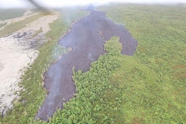 Ce mardi 13 août, la coulée se situe à environ deux kilomètres de la route des Laves. 