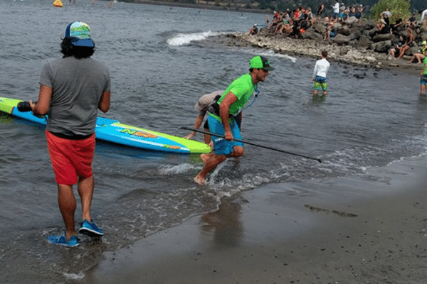 Titouan Puyo à la fin de la deuxième manche de double downwind Columbia challenge août 2017