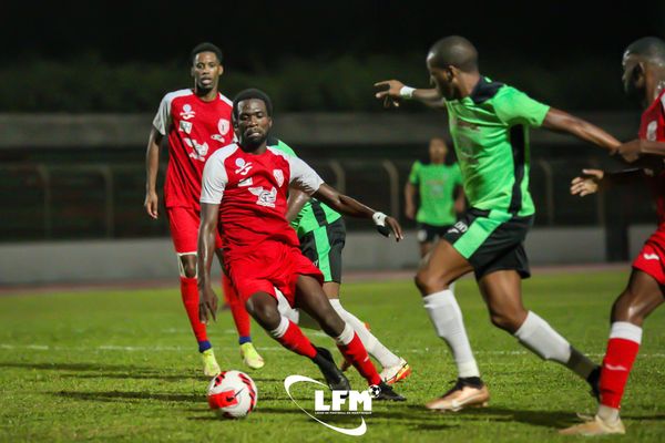 Golden Lion / Club Franciscain (en vert), un grand classique du football martiniquais de ces dernières années.