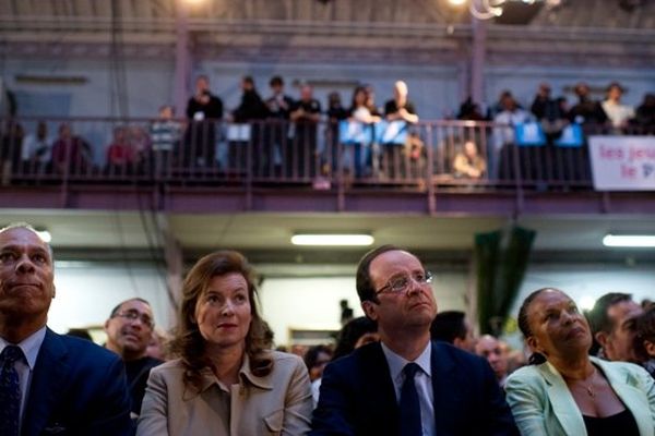 En 2012 à Paris, pendant la campagne présidentielle : Christiane Taubira et Victorin Lurel entourent François Hollande et Valérie Trierweiler