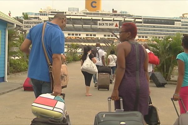 Plusieurs centaines de voyageurs, au départ de la Martinique, s'embarquent sur des paquebots vers d'autres îles de la Caraïbe.
