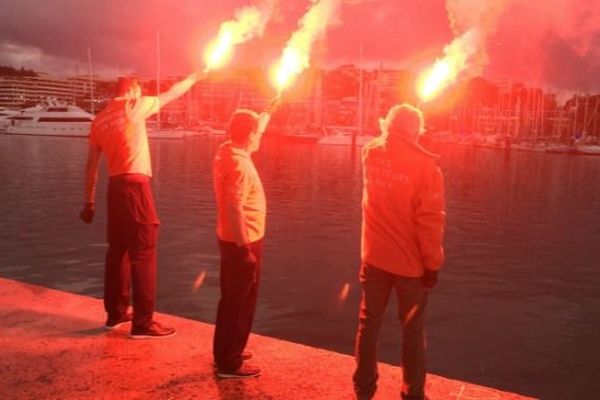 En Nouvelle-Calédonie, la SNSM de Nouméa a rendu hommage aux trois sauveteurs décédés en Vendée. 