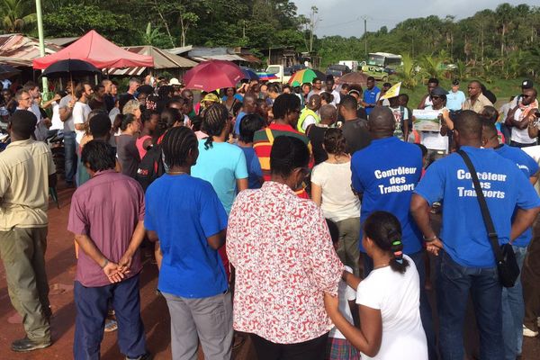 Blocage du carrefour Charvein par les habitants de Javouhey