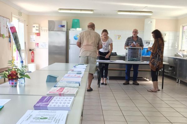 Ce matin au bureau de vote des Dauphins au Mont-Dore