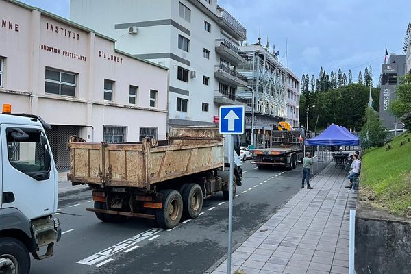 Les camions du collectif Agissons solidaire installés devant le Congrès.