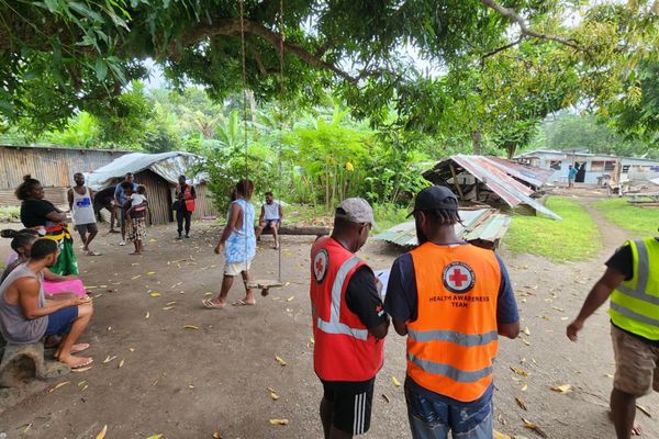 Les volontaires de la Croix-Rouge en assistances aux communautés touchées pa rle séisme du 14 décembre 2024 à Port-Vila.