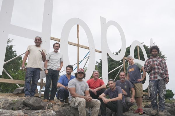 L'installation "Hope" s'exposera sur l'îlot artificiel jusqu’au 22 septembre 2024.