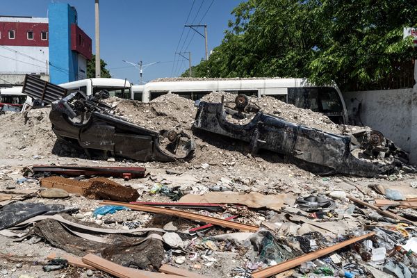 Des véhicules servent de barricade dans une rue de Port-au-Prince, la capitale d'Haïti (septembre 2024).