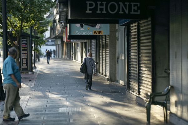 Des commerces fermés et peu de passants dans cette rue de Caracas le 30 août 2024 après une panne de courant.