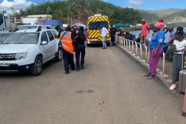 collision entre deux barges: 10 blessés