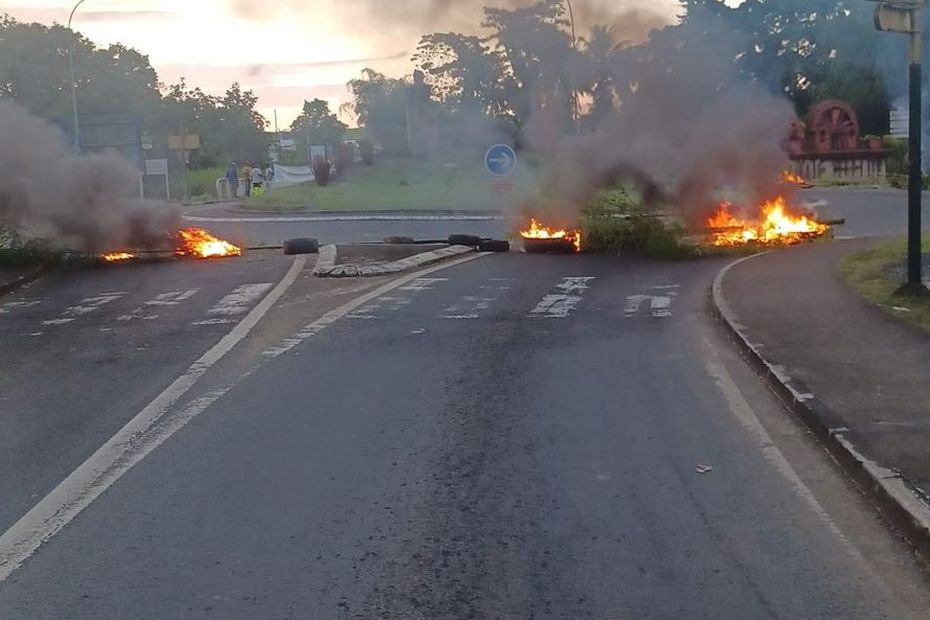 El tráfico vuelve a verse interrumpido esta mañana en la rotonda de La Boucan en Saint-Rose debido a la quema de presas