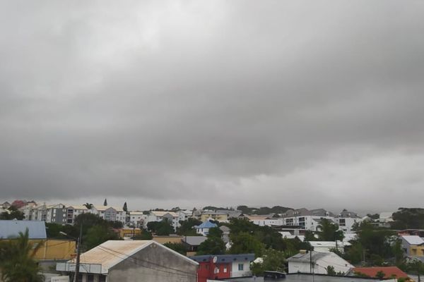 Ciel nuageux et pluvieux à Saint-Pierre