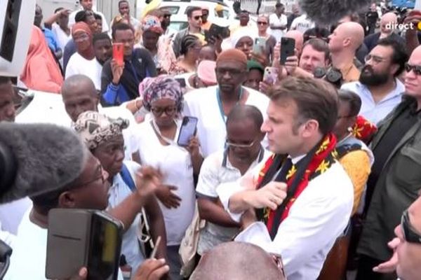 "Pandza ata pandza urehema. Mahorais, on va se relever ensemble", a déclaré Emmanuel Macron