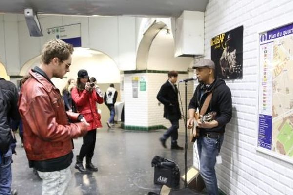 K Leaf chanteur de soul créole dans le métro