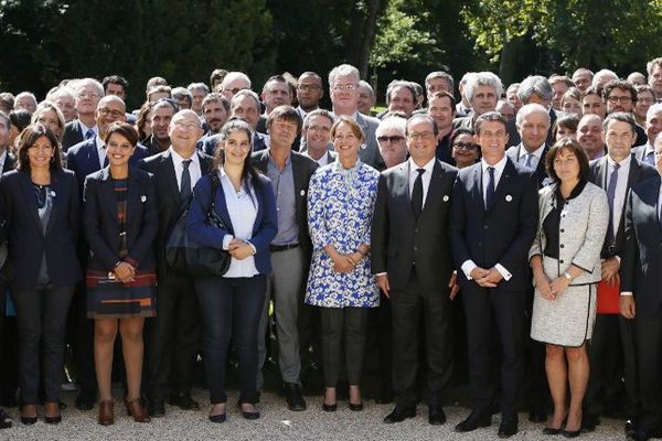 De gauche à droite : Laurence Tubiana, Anne Hidalgo, Najat Vallaud-Belkacem, Michel Sapin, Nicolas Hulot, Ségolène Royal, François Hollande, Manuel Valls, Laurent Fabius, Annick Girardin à l’Elysée  