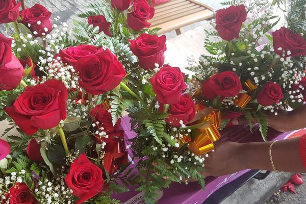 Des compositions florales à partir de roses rouges pour la fête des mères. 