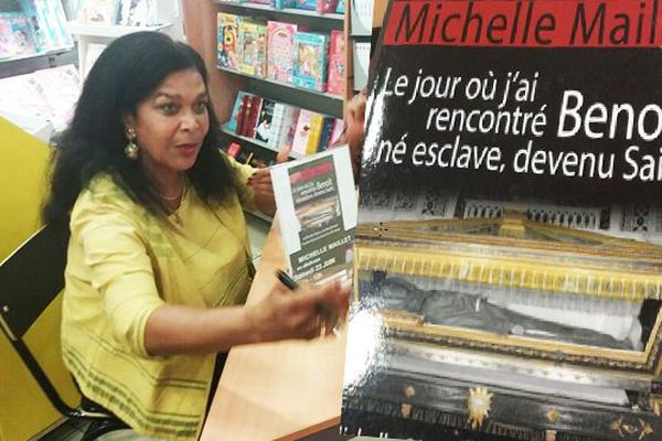 La martiniquaise  Michelle Maillet en séance de dédicace de son troisième livre