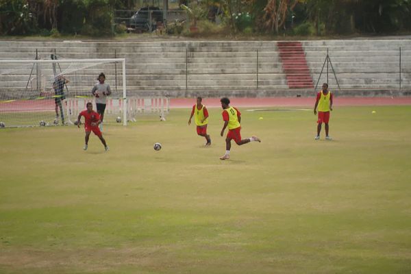 La sélection A de Nouvelle-Calédonie à l’entrainement sur le stade Numa-Daly, de Nouméa