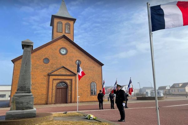 Dépot de gerbe au monument aux morts Place des Ardilliers à Miquelon par Christian Pouget 