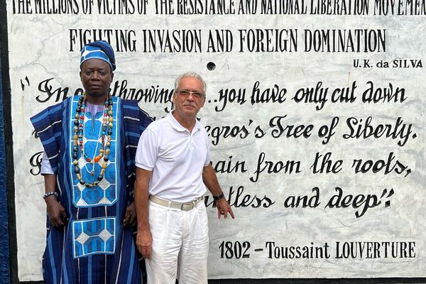 Le réalisateur Patrick Baucelin au Musée Da Silva à Porto Novo avec le roi de Bonou Houézézoune, président de la chefferie traditionnelle en République du Bénin