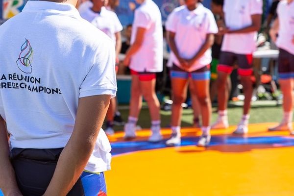 120 Réunionnais porteront la torche olympique. Parmi eux, des grands noms du sport peï.