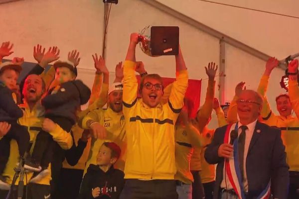 Explosion de joie pour les joueurs de l'ASIA qui soulèvent le trophée de la coupe du 14 juillet