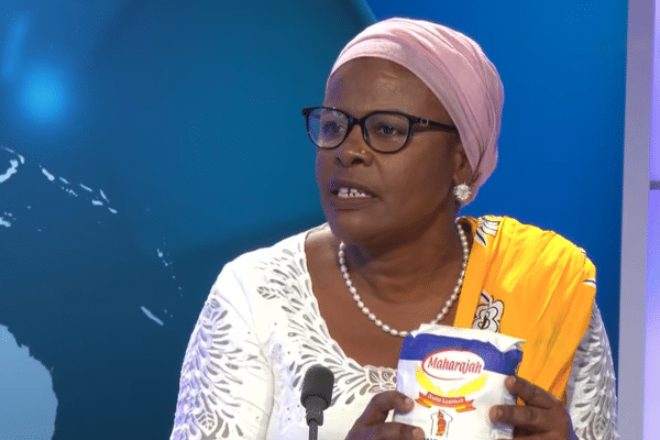 Sur le plateau de Mayotte La 1ère, la députée RN Anchya Bamana a apporté l'un des colis alimentaires distribués aux sinistrés