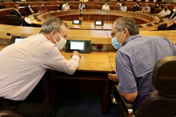 Face à la dégradation de la situation sanitaire à La Réunion, le préfet rencontre les maires au Conseil Départemental.