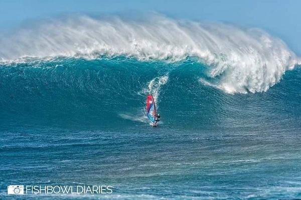Sarah Hauser a ridé une vague de 10 mètres de haut à Hawaï. Une performance inégalée chez les dames.