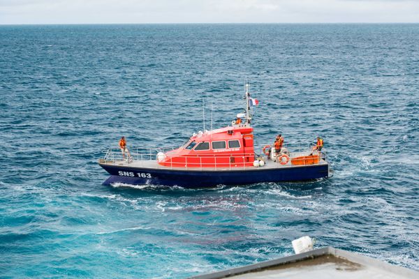 La vedette de la SNSM prête à intervenir en mer.