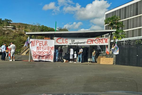 Depuis mardi un groupe de grévistes occupe l'entrée du collège Majicavo