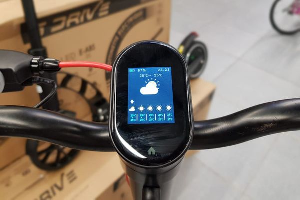 Certains modèles de trottinettes peuvent se connecter au smartphone du propriétaire et donner différentes indications comme la météo, l'allure et autres. 