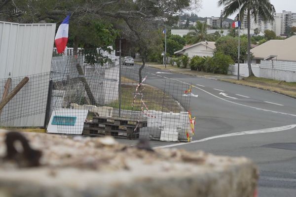 De plus en plus de barrages, mis en place par des riverains à partir du 13 mai pour se protéger des violences qui ont secoué la Nouvelle-Calédonie, sont levés par les comités de surveillance de voisinage.