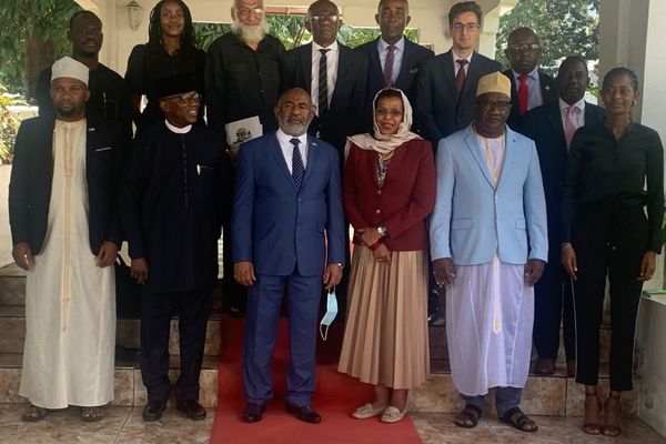 Bakole Adeoye (2e au 1er rang à partir de la gauche) et Azali Assoumani (3e en partant de la gauche) ont une vision identique de la situation politique en Union des Comores et appellent l'opposition au dialogue sans condition.
