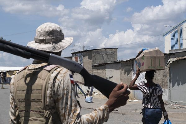 Soldat dominicain à Dajabon, à la frontière entre la République dominicaine et Haïti