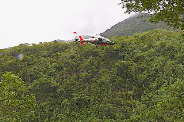 L'hélicoptère Dauphin de la 35F en appui des recherches sur le terrain pour retrouver le chasseur de 75 ans disparu à Papenoo.