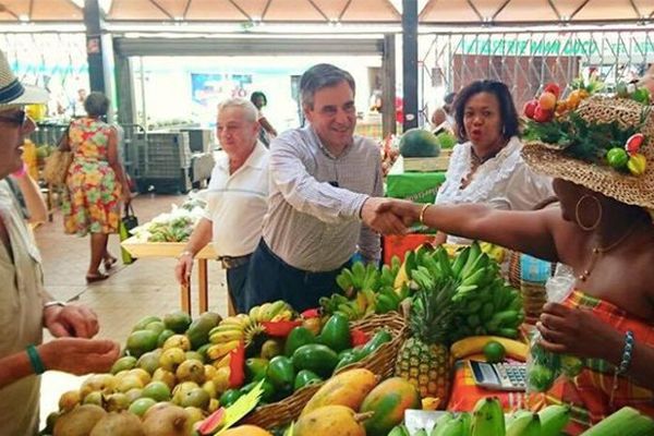François Fillon en visite en mai 2016 sur le marché de Fort-de-France, suivi de Diane Montrose (en blanc) sa représentante en Martinique.
