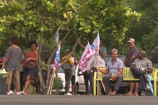 Manifestation à Sainte-Rose en soutien à la famille Pinot expulsée du snack-bar "chez Louiso".