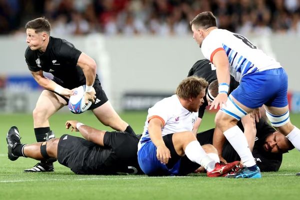 Le demi de mêlée néo-zélandais Cam Roigard à la baguette, lors du match de Coupe du monde entre la Nouvelle-Zélande et la Namibie, le 15 septembre 2023 à Toulouse.