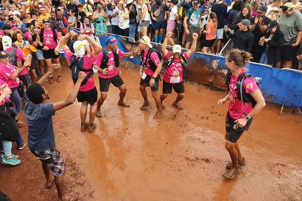 Grand Raid 2024 : l'arrivée des joëlettes au stade de la Redoute