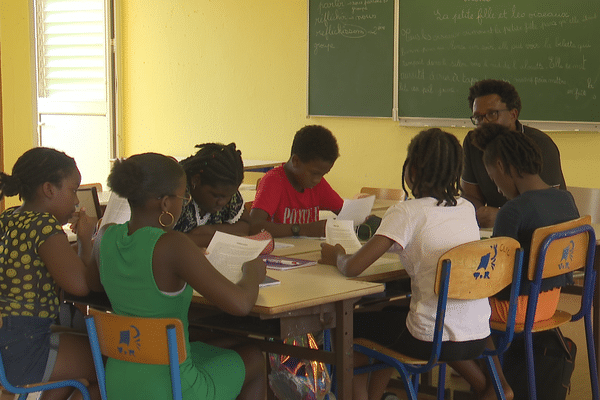 De jeunes martiniquais participent à stages de remise à niveau avant la rentrée scolaire.