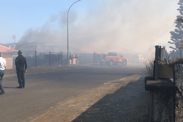 Le feu menaçait les habitations à Pointe-à-la-Dorade, dans l'après-midi